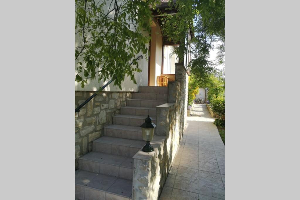 La Roseliere Maison Plain Pied Confortable Belle Decoration Jardin Magnifique 10 Mn A Pied Centre Ville Bayeux Proche Plages Du Debarquement Eksteriør bilde